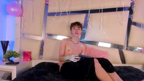 Snapshot of genesis_ask chatting on 11-14-25, 05:39 Genesis online show from 11-14-25, 05:39