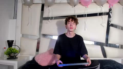 Snapshot of genesis_ask chatting on 11-19-25, 03:39 Genesis online show from 11-19-25, 03:39