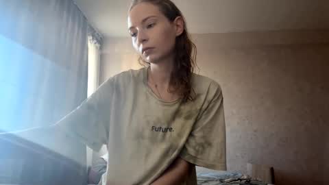 Snapshot of geneviveseay chatting on 09-22-25, 12:29 Emmi online show from 09-22-25, 12:29