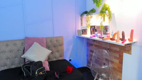 Georgina Coule online show from 12-21-24, 12:06