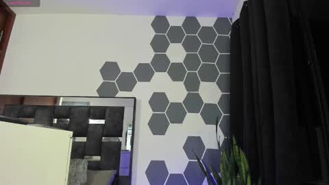 L A U R A online show from 12-21-24, 08:28