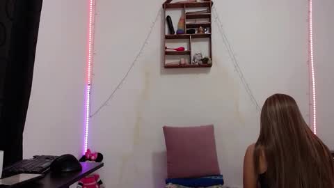 L A U R A online show from 02-18-25, 03:10