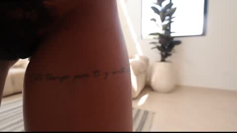Snapshot of gia_curly chatting on 05-18-26, 01:17 Leo online show from 05-18-26, 01:17