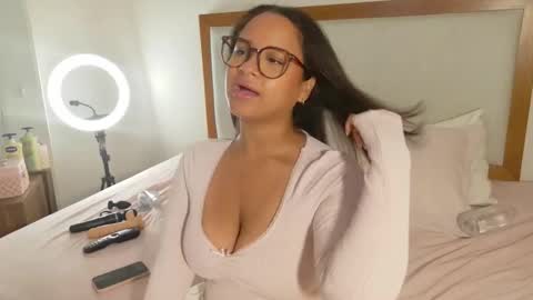 Snapshot of giablue20 chatting on 05-12-26, 02:52 Gianella online show from 05-12-26, 02:52