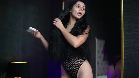  Gia  online show from 11-18-25, 08:35