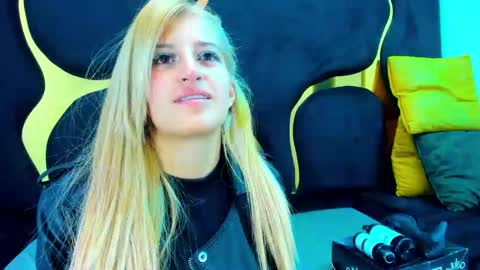 GiaRoussel online show from 12-19-25, 03:19