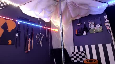 Giggles online show from 11-08-25, 04:07