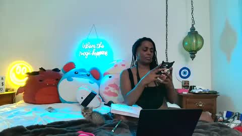 Snapshot of gigimcfee chatting on 09-12-25, 04:34 G Money online show from 09-12-25, 04:34