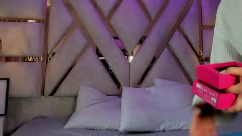 Giigii Hadid  online show from 05-04-26, 07:10