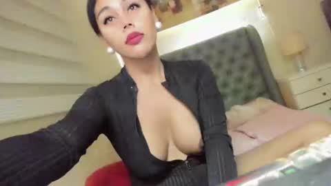 Snapshot of girl_in_ur_dreams chatting on 12-29-24, 07:43 urGIRL online show from 12-29-24, 07:43