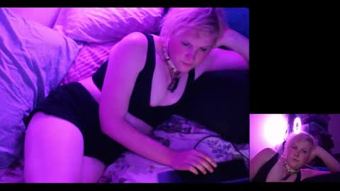 Snapshot of girldell chatting on 01-14-26, 03:01 girldell online show from 01-14-26, 03:01