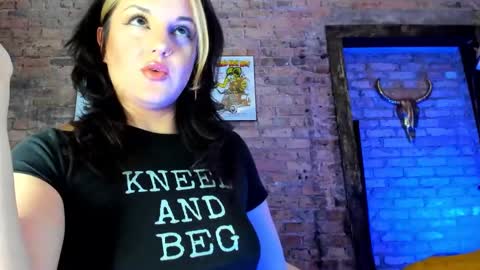 Snapshot of girlnamedcheese chatting on 01-20-25, 10:15 Cheese online show from 01-20-25, 10:15