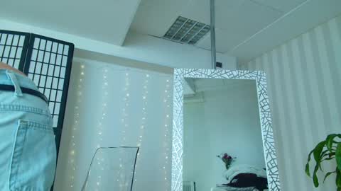 Snapshot of girlnextd00r_ chatting on 02-19-25, 01:28 Hanna online show from 02-19-25, 01:28