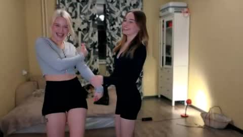Snapshot of girls_n_roses chatting on 10-16-25, 04:30 Nicky and Eva go hard  online show from 10-16-25, 04:30