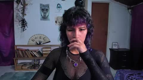 Snapshot of glitch_doll chatting on 10-17-25, 03:25 NYX online show from 10-17-25, 03:25