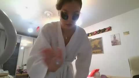 Snapshot of glitter_doll chatting on 01-10-25, 12:26 glitter_doll online show from 01-10-25, 12:26
