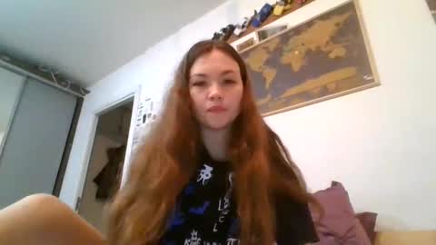Snapshot of glitter_doll chatting on 02-13-25, 08:45 glitter_doll online show from 02-13-25, 08:45