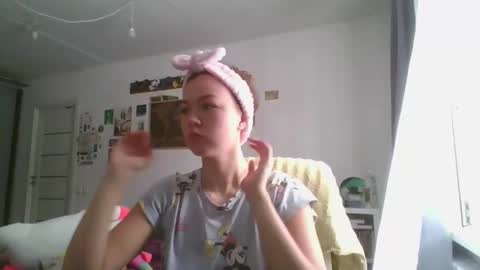 Snapshot of glitter_doll chatting on 02-16-25, 08:43 glitter_doll online show from 02-16-25, 08:43