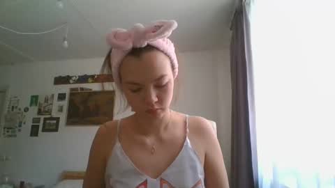 Snapshot of glitter_doll chatting on 02-25-25, 08:58 glitter_doll online show from 02-25-25, 08:58