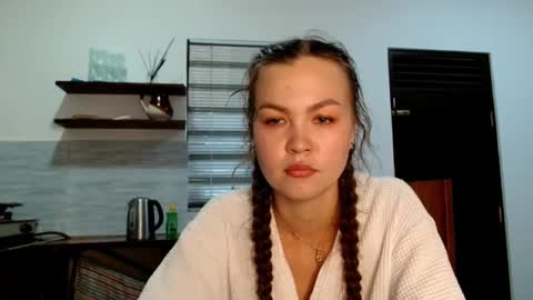 Snapshot of glitter_doll chatting on 10-05-25, 08:34 glitter_doll online show from 10-05-25, 08:34
