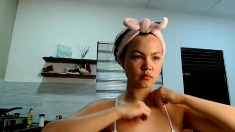 Snapshot of glitter_doll chatting on 10-14-25, 07:53 glitter_doll online show from 10-14-25, 07:53