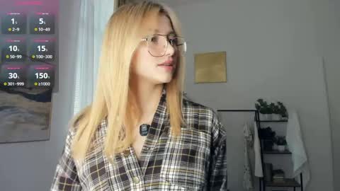 Snapshot of glossybabe_ chatting on 05-08-26, 07:57 Cherry online show from 05-08-26, 07:57