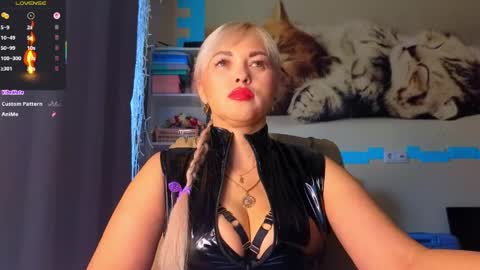 Mrs. Isabella online show from 04-12-26, 03:11