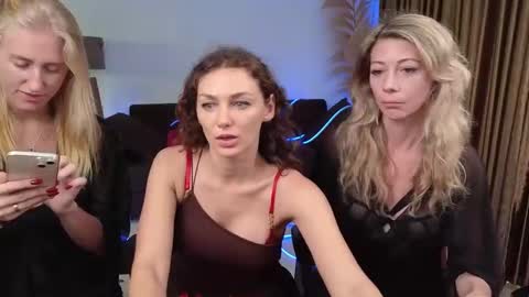 Snapshot of goddess_marylin chatting on 12-19-24, 03:40 330 UTC2 girls online show from 12-19-24, 03:40