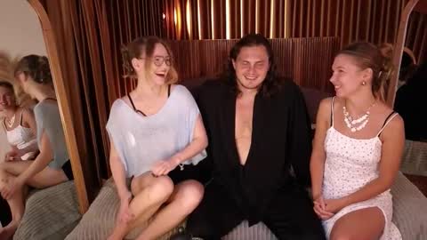   330 UTC2 girls   online show from 02-06-26, 04:28