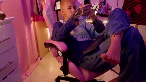 vee online show from 04-22-26, 05:54