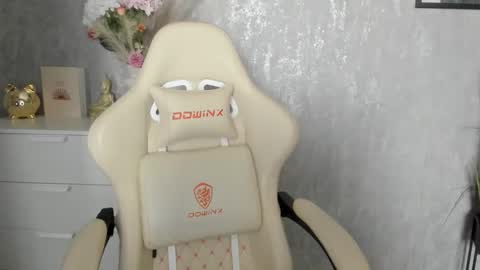 Snapshot of goddessmiaa chatting on 05-20-26, 09:15 Mistress online show from 05-20-26, 09:15
