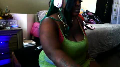 Snapshot of goddessmonni chatting on 09-29-25, 08:02 MonniDoll online show from 09-29-25, 08:02