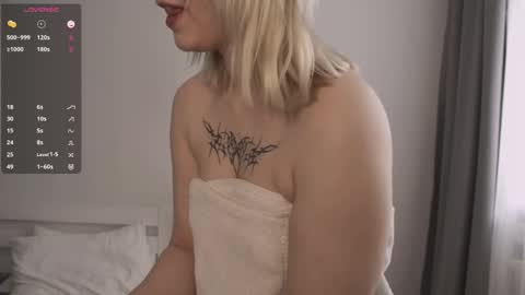 Snapshot of goldapher chatting on 10-24-25, 06:43 Molly online show from 10-24-25, 06:43