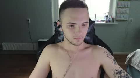 Snapshot of golden_boyyy21 chatting on 05-25-26, 05:35 Golden boyyy21 online show from 05-25-26, 05:35