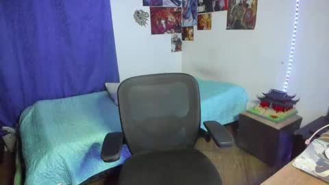 Snapshot of golden_ryan chatting on 04-26-26, 06:44 Jmmmm online show from 04-26-26, 06:44