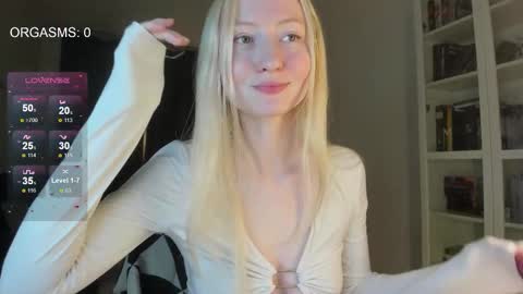 SOPHIE online show from 11-28-25, 08:33