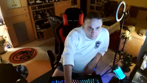 Snapshot of google5001 chatting on 10-17-25, 10:45 google5001 online show from 10-17-25, 10:45