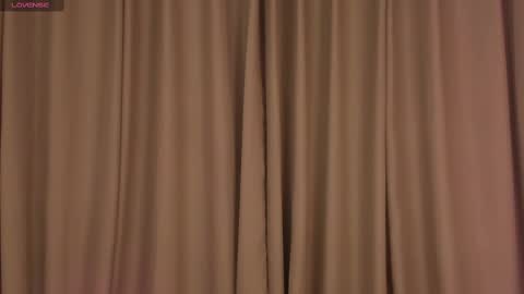 Snapshot of gorgeous_brunette chatting on 02-20-25, 12:04 Rose online show from 02-20-25, 12:04