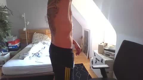 Snapshot of goura2000 chatting on 10-13-25, 02:28 goura2000 online show from 10-13-25, 02:28