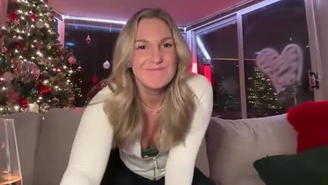 Snapshot of graciemae_baexx chatting on 12-22-24, 12:07 Gracie Mae online show from 12-22-24, 12:07