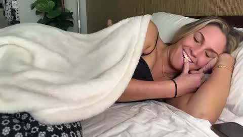 Snapshot of graciemae_baexx chatting on 01-25-25, 04:35 Gracie Mae online show from 01-25-25, 04:35