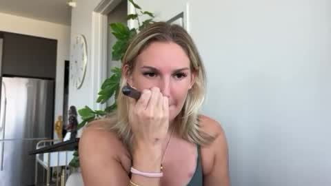 Snapshot of graciemae_baexx chatting on 09-17-25, 05:25 Gracie Mae online show from 09-17-25, 05:25