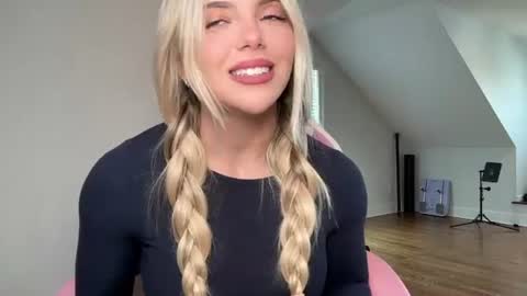 Snapshot of gracieparker chatting on 07-26-26, 04:58 Gracie online show from 07-26-26, 04:58