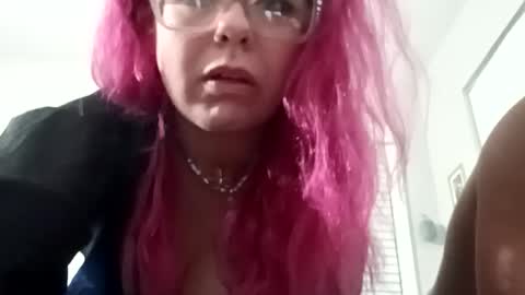 Snapshot of greeneyetwin chatting on 06-17-26, 07:11 greeneyetwin online show from 06-17-26, 07:11