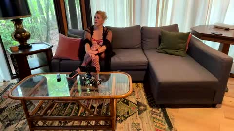 Snapshot of grownuptalk chatting on 06-09-26, 03:45 Grown Up Talk online show from 06-09-26, 03:45