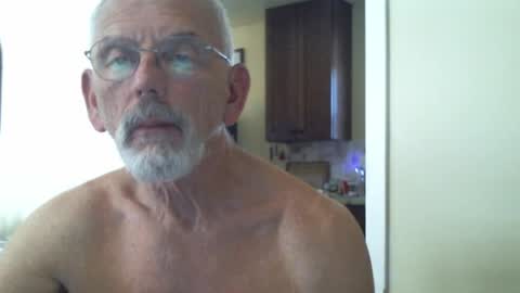 Snapshot of gulfcoast1952 chatting on 01-22-25, 04:02 Roy online show from 01-22-25, 04:02