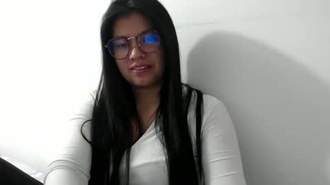 Vane blonde and Hazell black hair online show from 12-16-25, 03:50