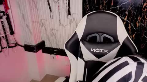 Snapshot of guxplo_ chatting on 10-29-25, 04:09 Miss online show from 10-29-25, 04:09