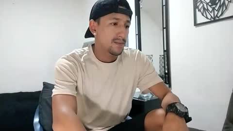 Snapshot of guykarim chatting on 03-11-25, 11:04 karim online show from 03-11-25, 11:04