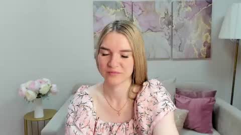 Snapshot of gwensmitt chatting on 07-08-26, 10:03 gwensmitt online show from 07-08-26, 10:03